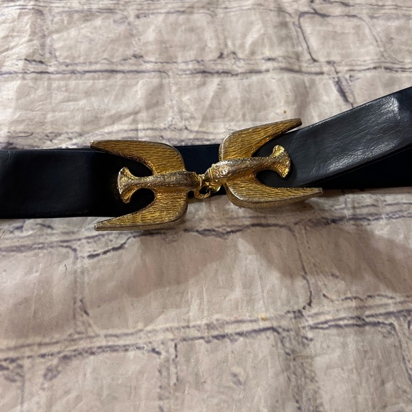 VINTAGE (1973) GOLD TONE TEXTURED DOVES BUCKLE REMOVABLE ON INK NAVY STRAP - Picture 2 of 11